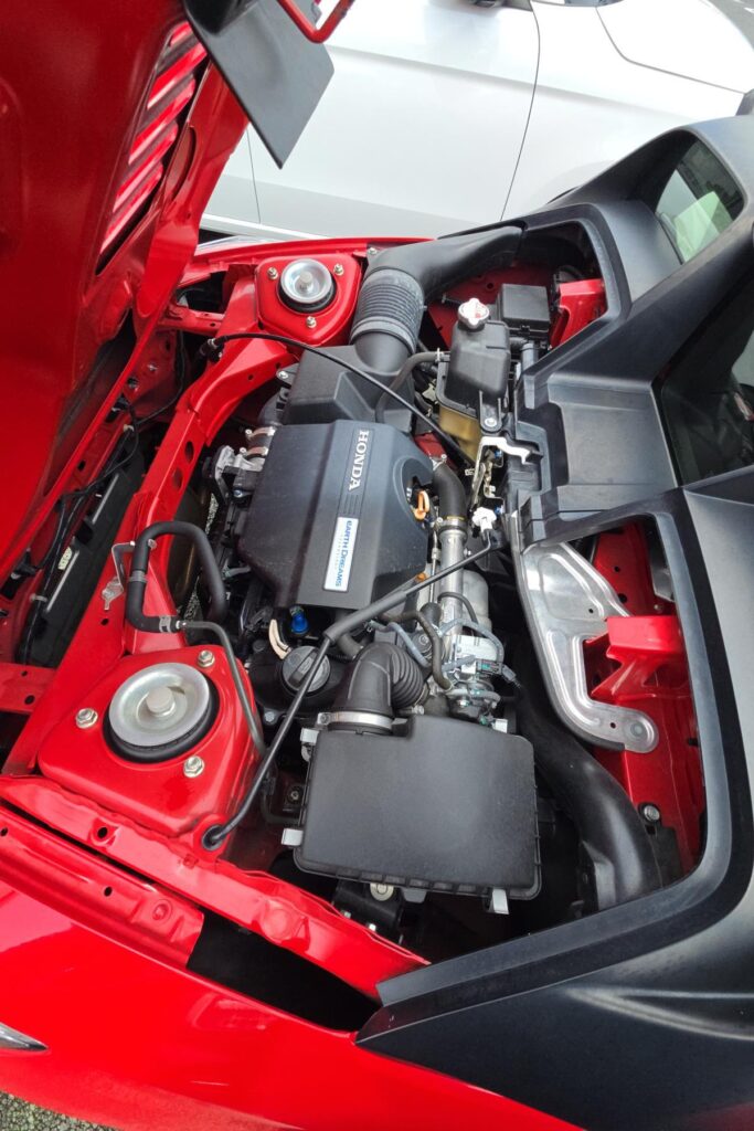 錆や腐食がなく美しく保たれたS660のMRエンジンルームとアースドリームズエンジン