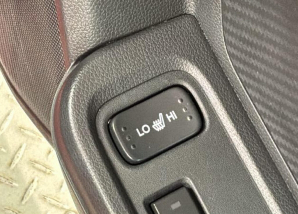 S660後期型に標準装備されているシートヒーターの切り替えスイッチ