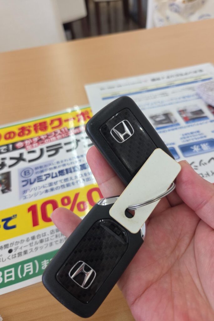 商談成立後に手渡されたカーボン調加飾付きS660のスマートキー2本
