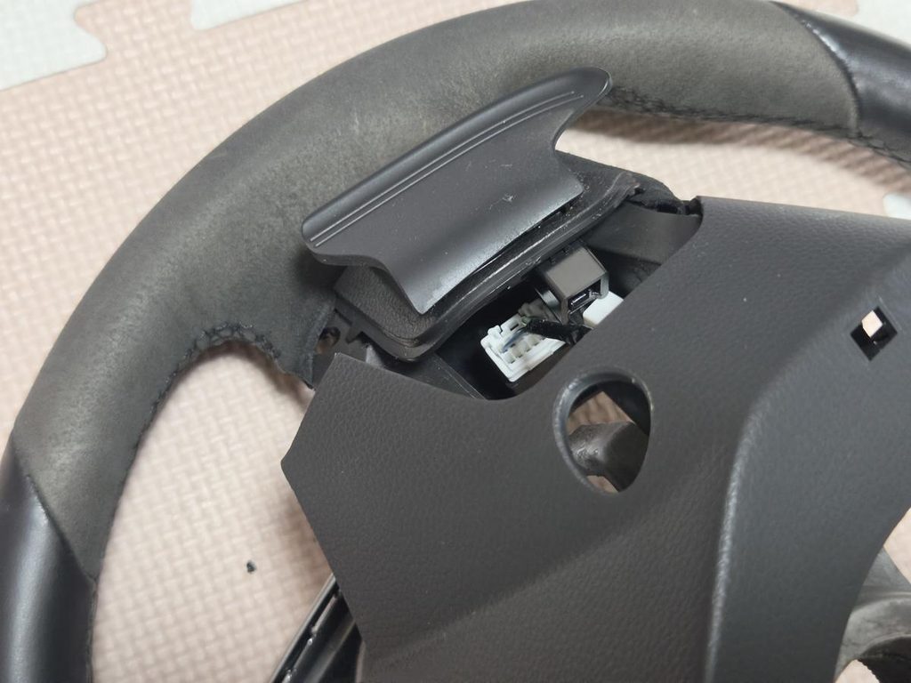 ステアリング裏側からパドルシフトユニットを取り外す工程