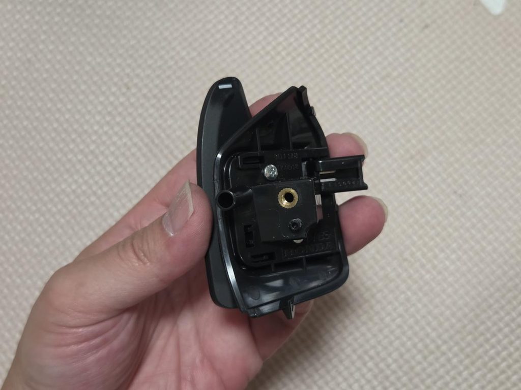 取り外したパドルシフトユニット単体の裏側固定部