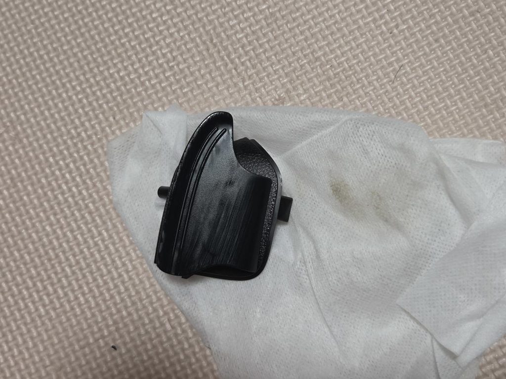 清掃したパドルシフトパーツと拭き取りで皮脂汚れが付着したシート