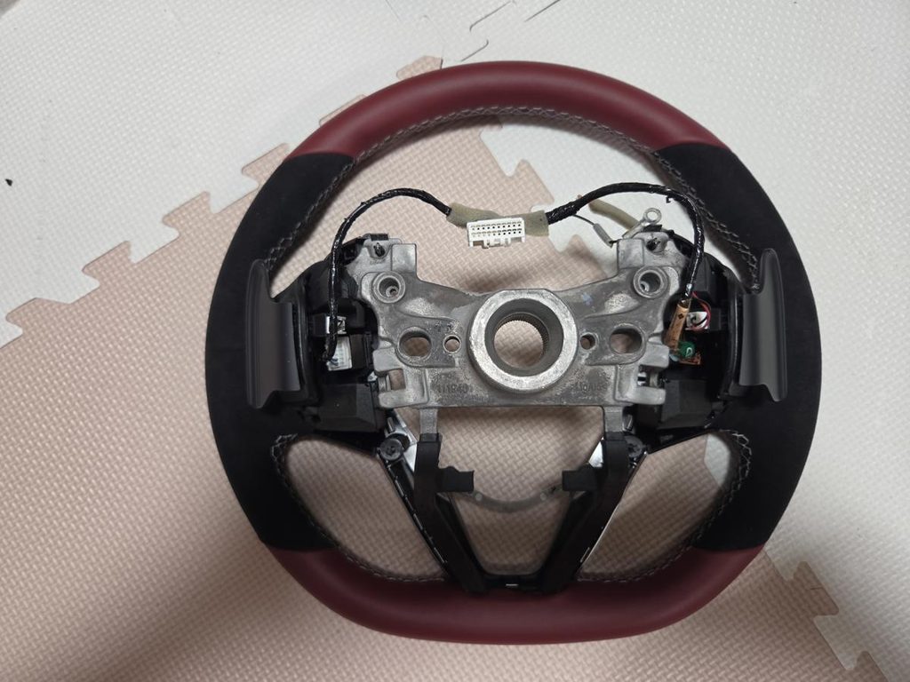 新品Modulo Xステアリング裏面にパドルシフトと配線を組み戻した状態