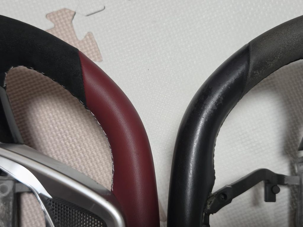 剥がれのある旧レザーと新品ボルドーレッドレザーのコンディション比較