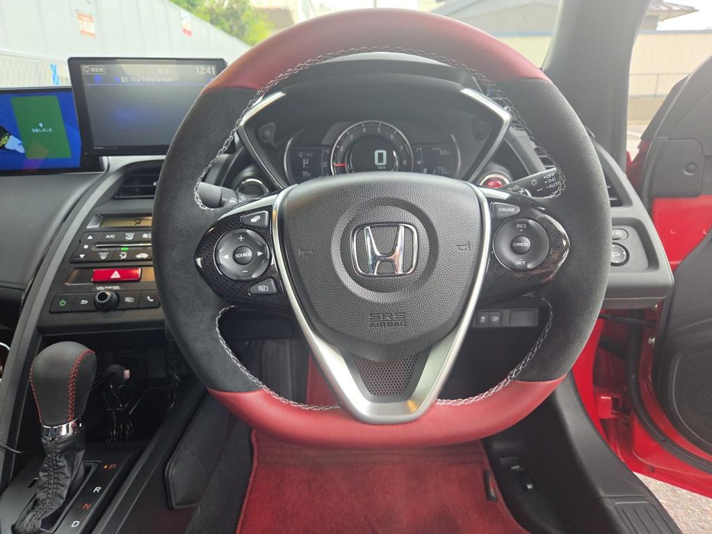 S660の運転席に装着完了したModulo X純正ステアリングの正面写真
