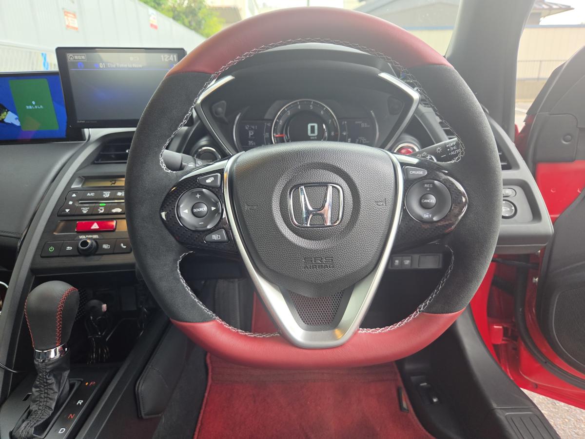 S660の運転席に装着完了したModulo X純正ステアリングの正面写真