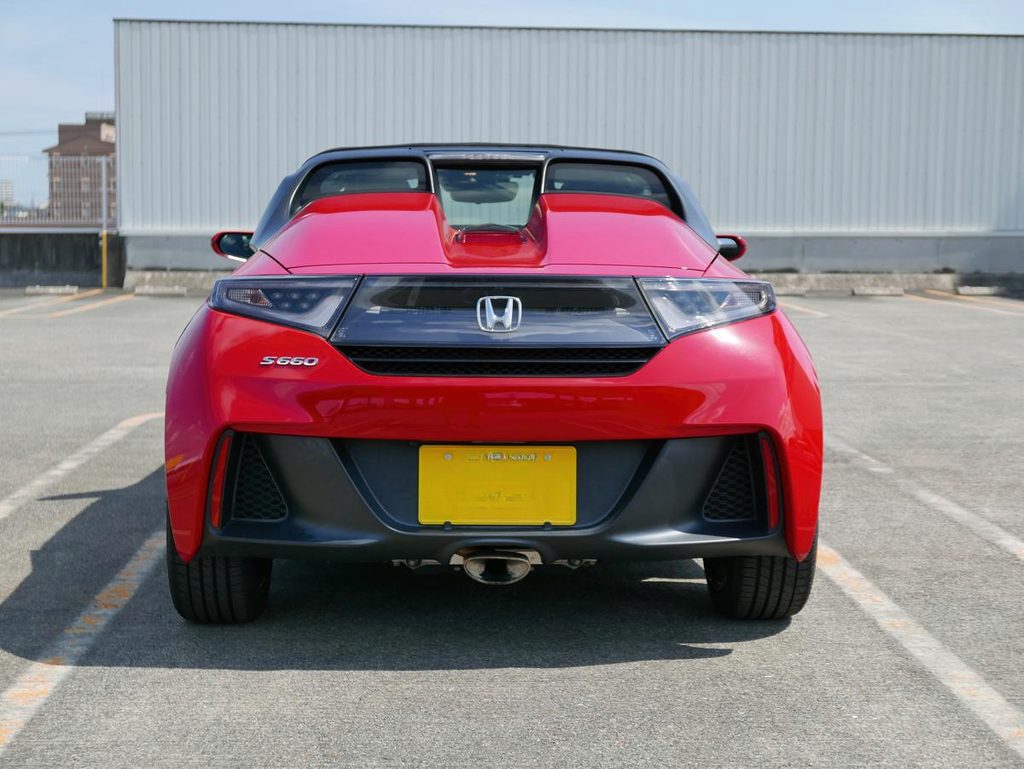 センター出しマフラーと特徴的なエンジンフードを備えたホンダ S660のリヤビュー