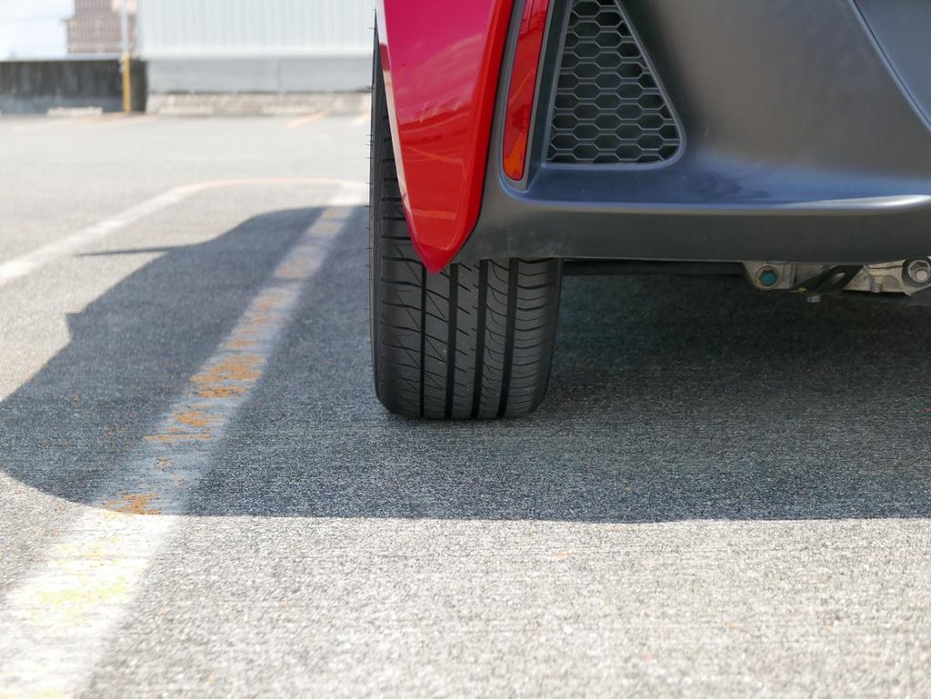 軽自動車の枠を超えた太いトレッド幅を見せるホンダ S660のリヤタイヤ