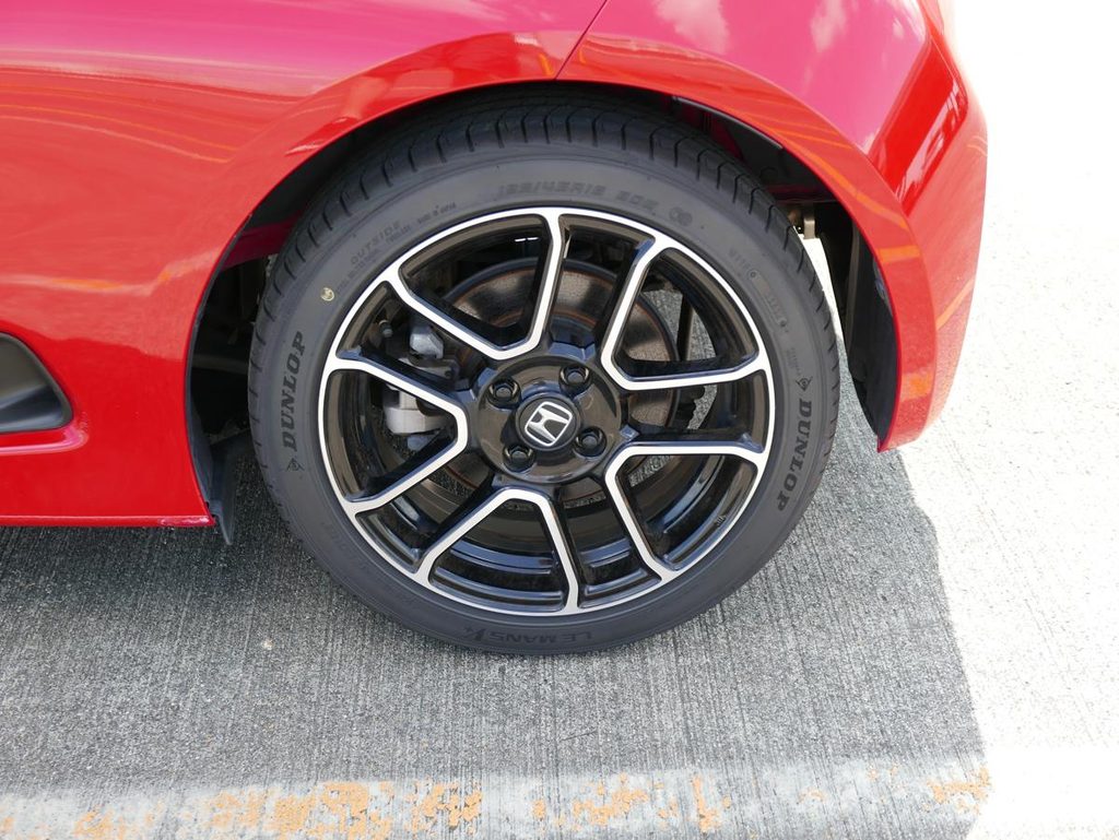 後期型α専用の切削光輝アルミホイールと装着されたダンロップ ルマンV+タイヤ
