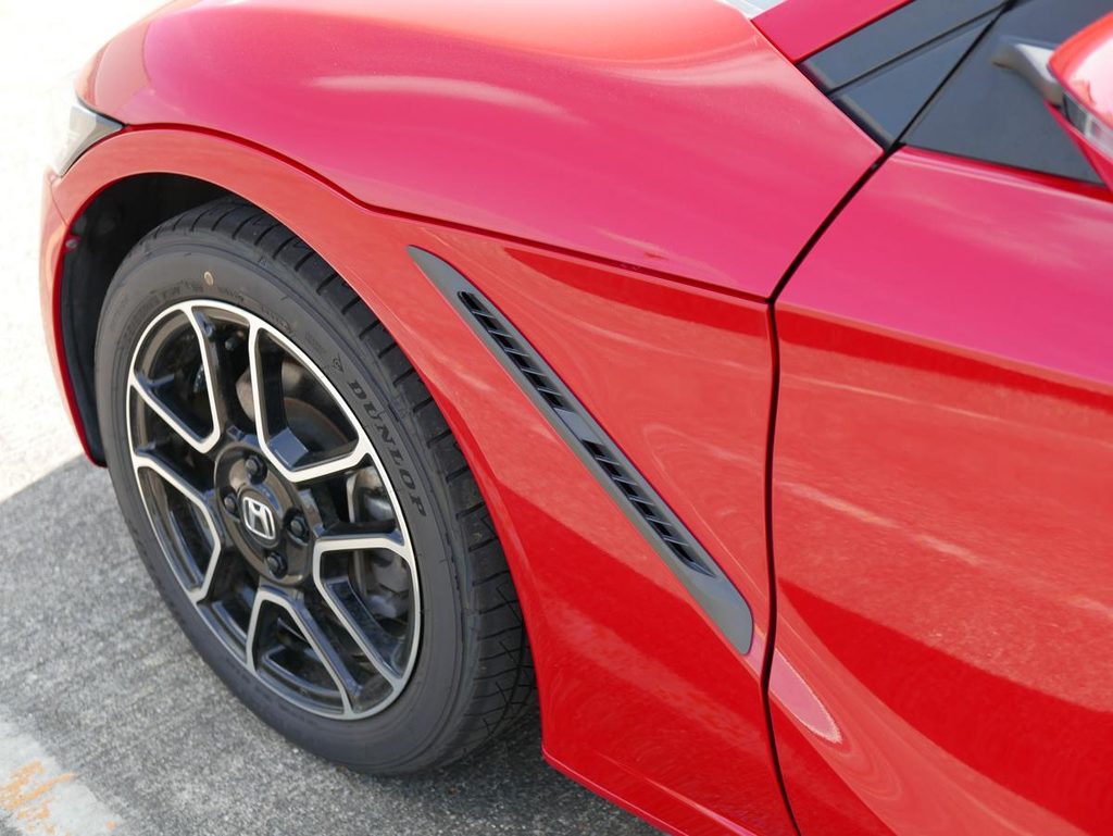 フロントフェンダー後方に配置されたホンダ S660のアウトレットダクト