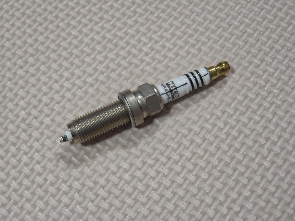 交換用に用意したHKS製レーシングプラグ(MR45HLZ)の単体外観