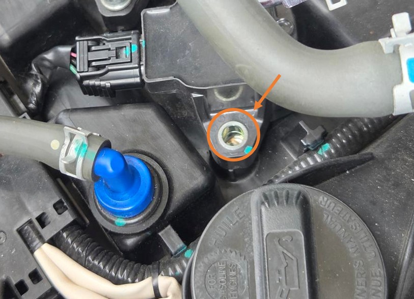 イグニッションコイル固定ボルトが折れて残ってしまったネジ穴