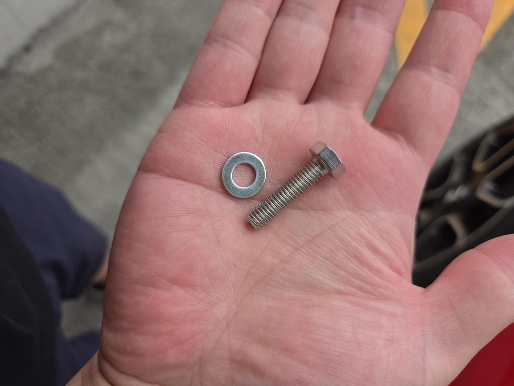 ホームセンター(DCMカーマ)で急遽調達した交換用ボルトとワッシャー