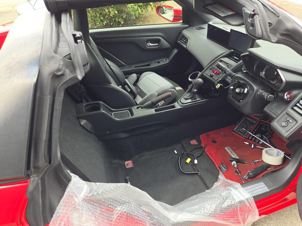 シートとステアリングを取り外して作業スペースを確保したS660の車内
