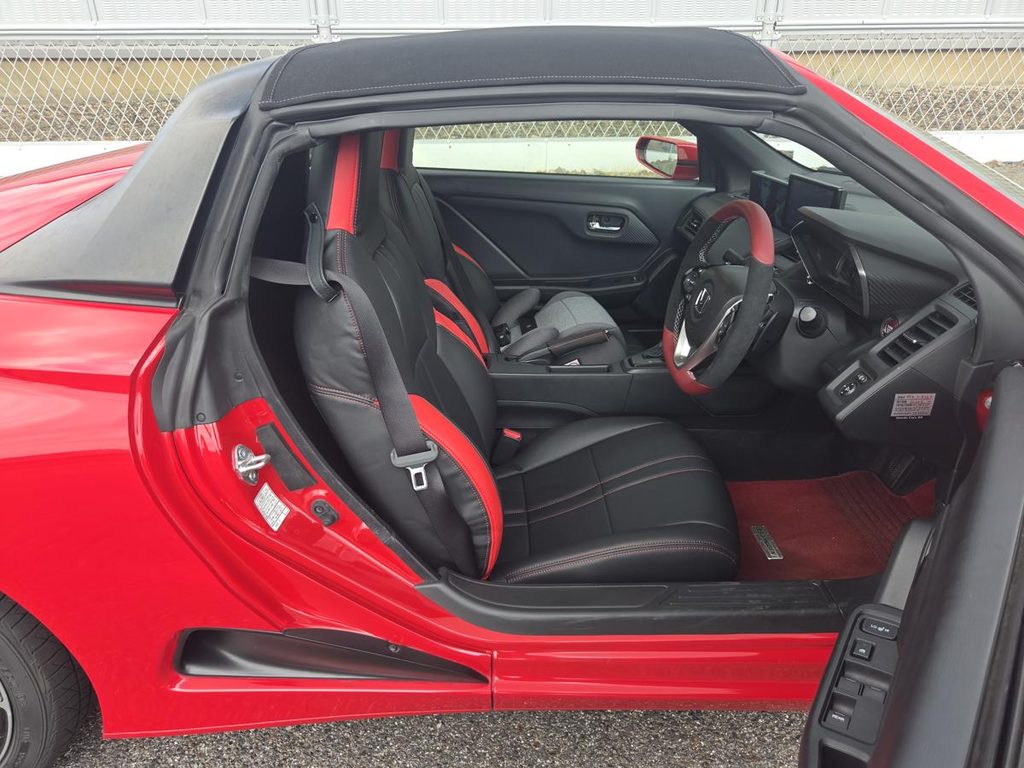 フレームレッドの車体と美しく調和したS660の内装サイドビュー