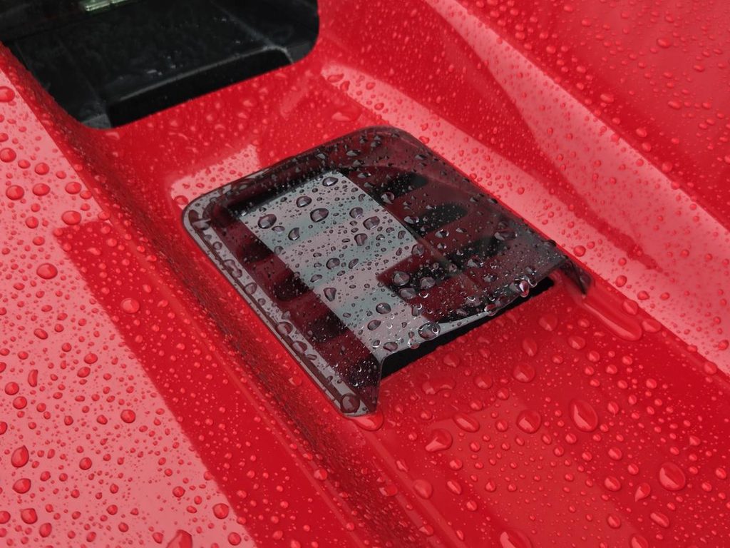 雨の日にテイクオフ製エンジンフードダクトカバーが雨水を弾きエンジンフード上部からの侵入を防いでいる様子