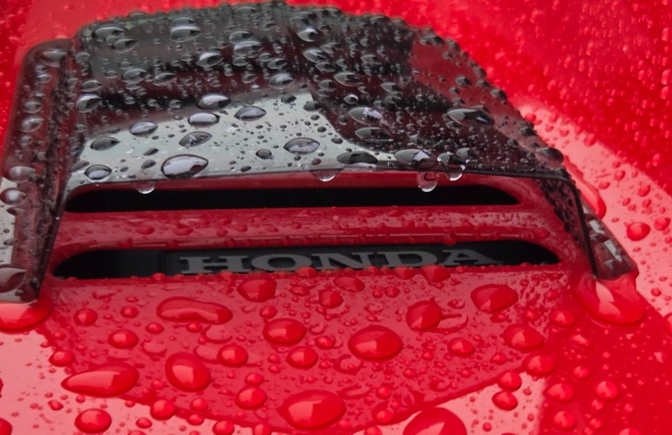 雨天時にテイクオフ製ダクトカバー後方のスリットから覗くHONDAロゴと雨水を防いでいる開口部