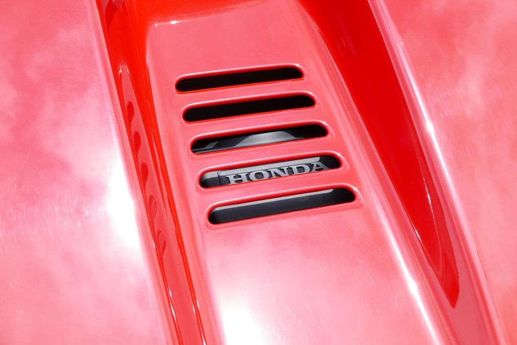 S660純正エンジンフードのスリットダクトと奥に見えるHONDAロゴ