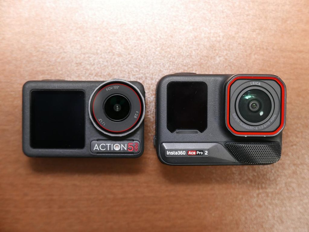DJI Action 5 ProとInsta360 Ace Pro 2を正面から並べて比較した写真