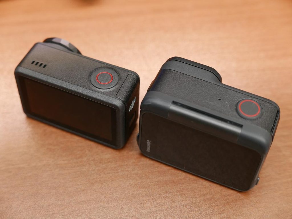 斜め上から見たDJI Action 5 ProとInsta360 Ace Pro 2の上面ボタン配置の比較