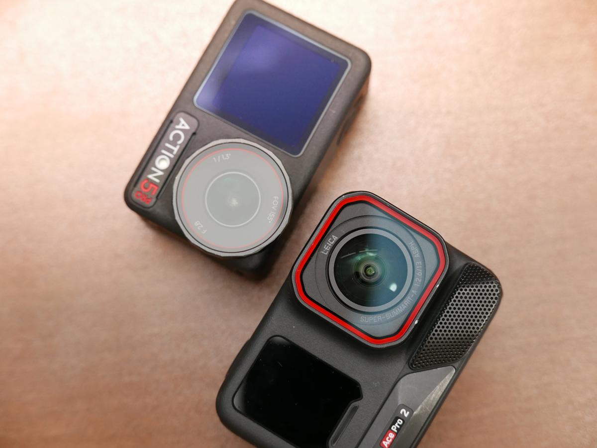 DJI Action 5 ProとInsta360 Ace Pro 2を並べて外観やサイズ感を比較している様子