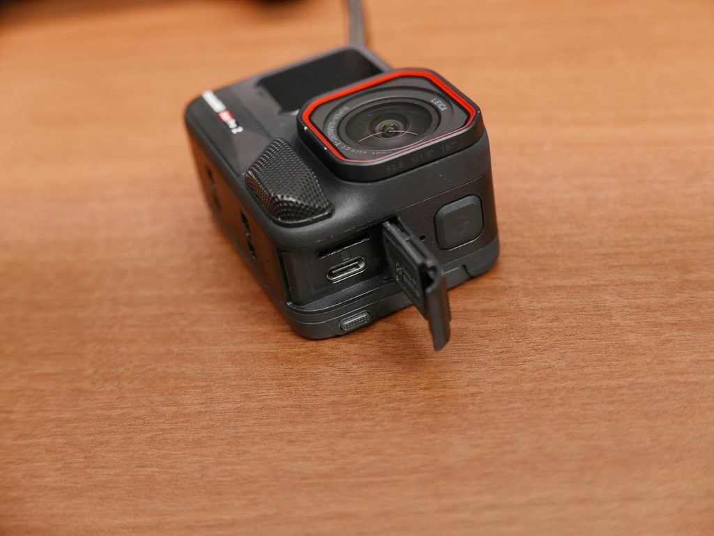 Insta360 Ace Pro 2の側面に配置されたUSB Type-C端子とmicroSDカードスロットカバーを開けた様子