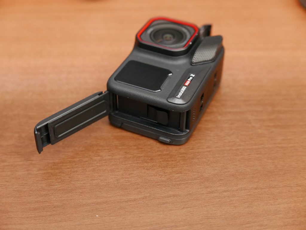 Insta360 Ace Pro 2の底面バッテリー室カバーを開けた様子