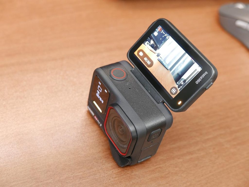 Insta360 Ace Pro 2のフリップ式背面液晶モニターを上部に180度展開した様子