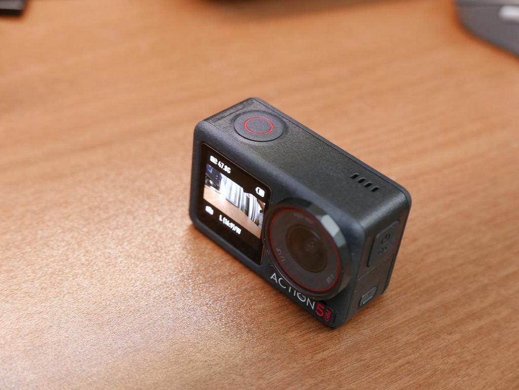 DJI Action 5 Proのフロント画面に被写体のプレビュー映像が表示されている様子