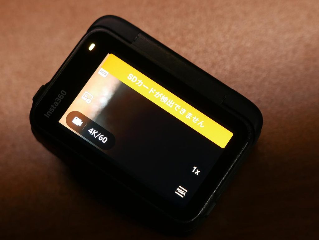 Insta360 Ace Pro 2の画面に「SDカードが検出できません」と警告表示が出ている様子