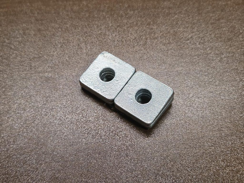 穴位置を合わせて接着した10度テーパーワッシャー裏面