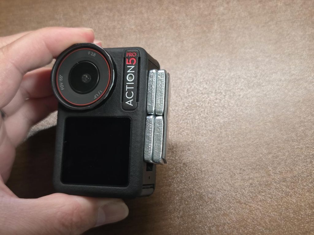 DJI Osmo Action 5 Proのマグネットマウント部に吸着したテーパーワッシャー