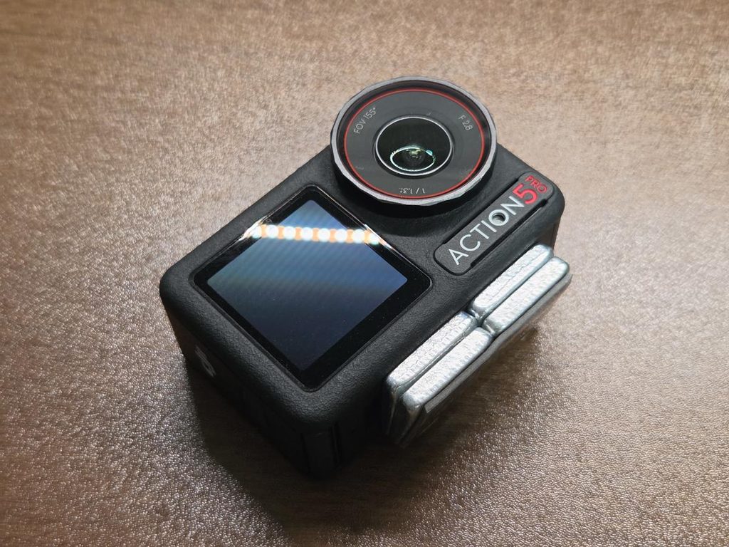 斜めから見たDJI Osmo Action 5 Proとテーパーワッシャーの磁着状態