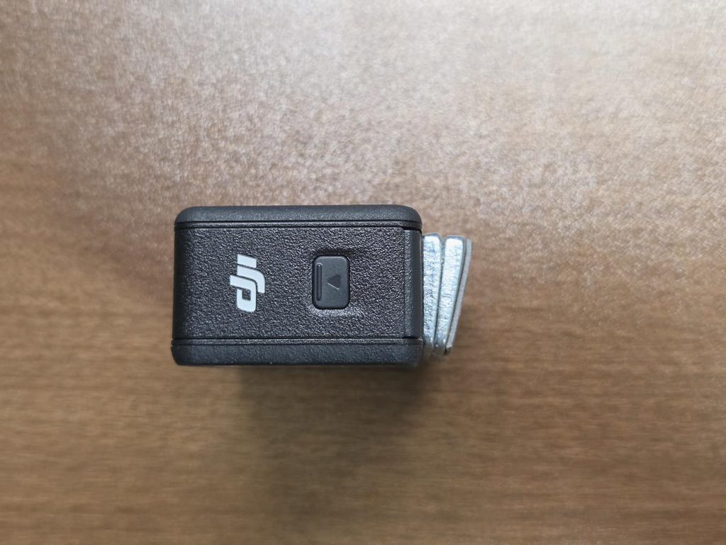 横から見たDJI Osmo Action 5 Proと10度テーパーワッシャーの傾斜補正角度