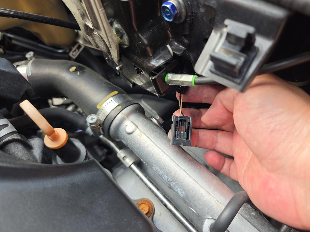 S660のエンジンフードロック下部にある2極コネクターを抜いた状態