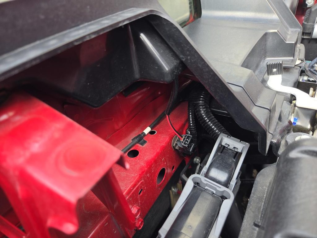 S660のエンジンルーム内にあるハイマウントストップランプ配線コネクターの位置