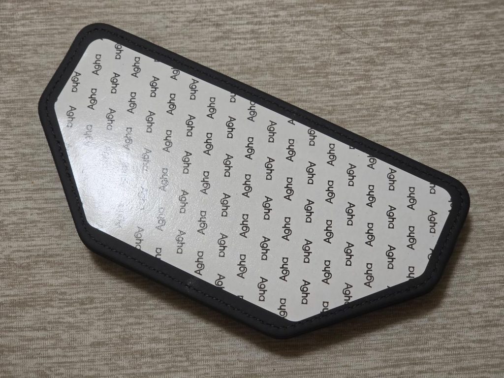 全面に両面テープが施工されたTVETE車用膝パッドの裏面