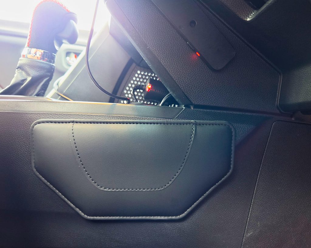S660のセンターコンソール側面に貼り付けたTVETE車用膝パッド