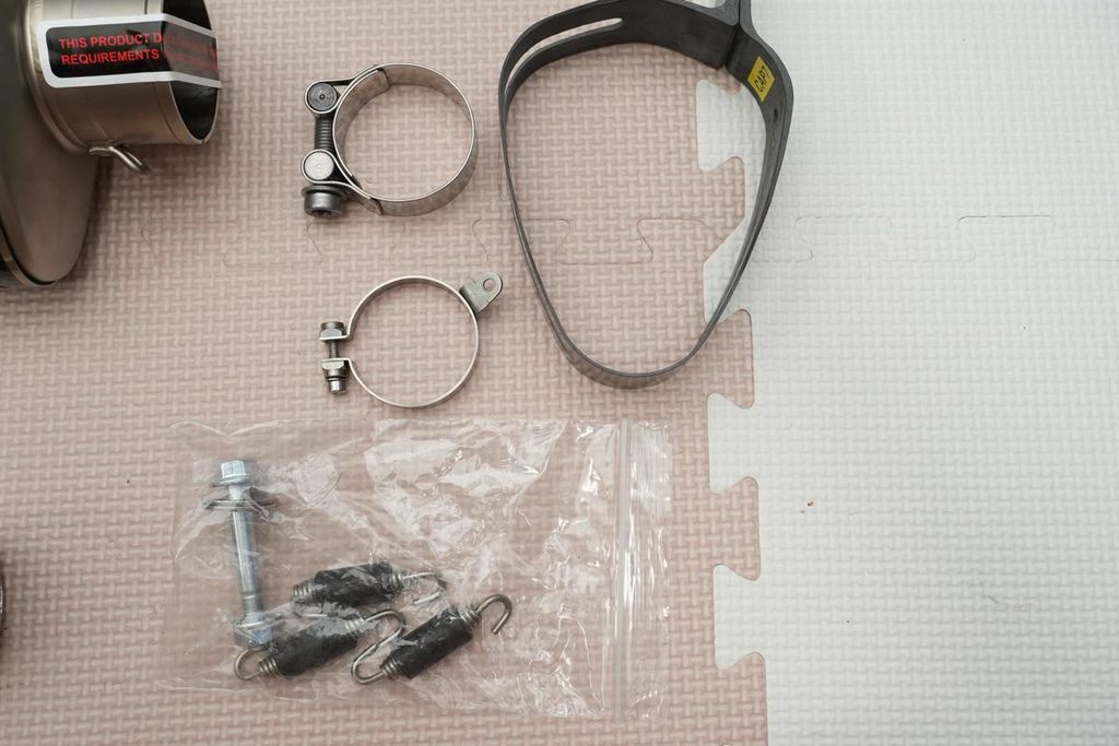アクラポビッチ付属のカーボン製マフラーバンドと取り付け金具