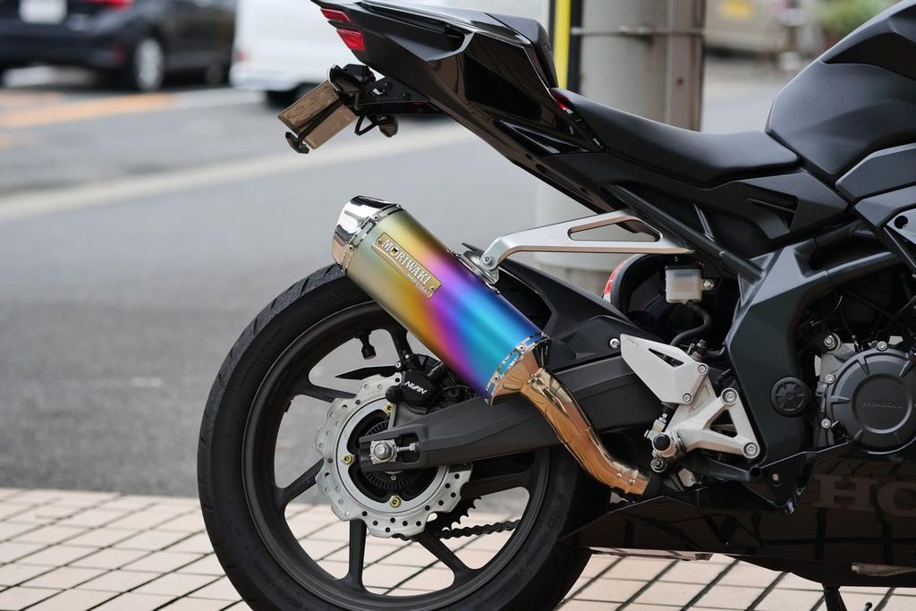 CBR250RRのリヤ周りと鮮やかな虹色に輝くモリワキマフラー