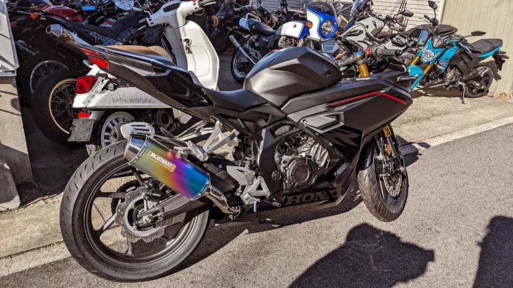 新車のCBR250RRマットブラックに装着されたモリワキMXスリップオンマフラー