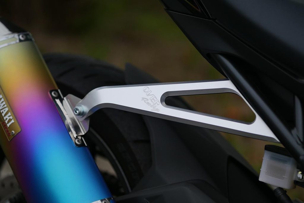 モリワキマフラーを固定するOVER RACING製アルミマフラーステー