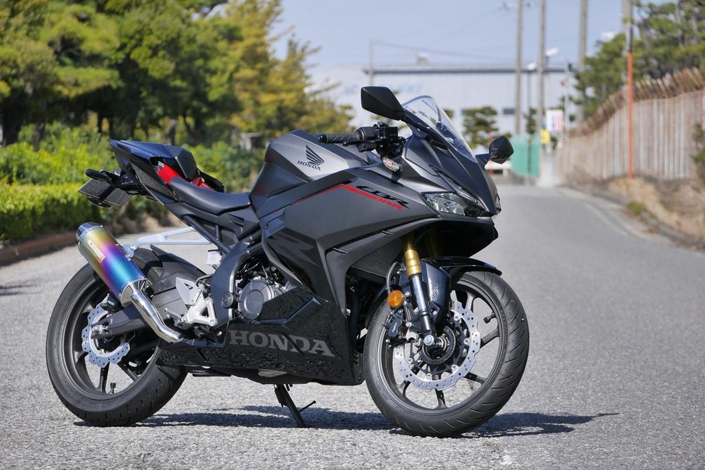 快晴の道路脇に佇むモリワキマフラー装着のCBR250RR右サイド全体