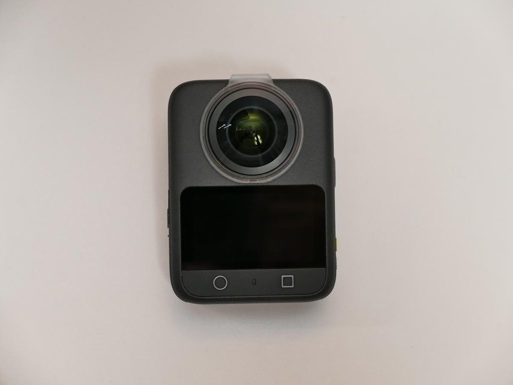 DJI Osmo 360本体の正面外観と大型ディスプレイ