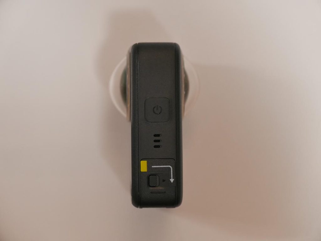 DJI Osmo 360右側面の電源ボタンとロック機構付きカバー