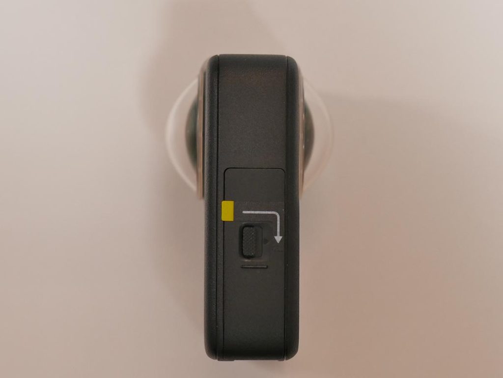 DJI Osmo 360左側面のロック機構付きスロットカバー