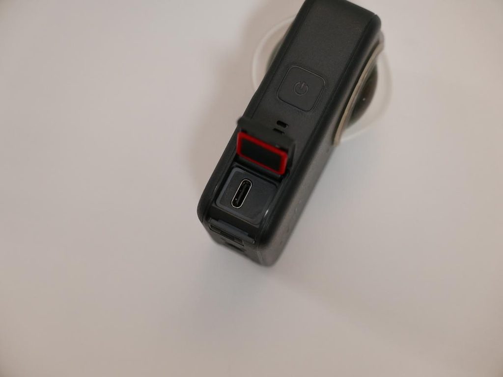 DJI Osmo 360側面のカバーを開けた状態のUSB Type-Cポート