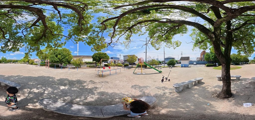 公園の木陰や遊具を全方位記録したワイドな360度パノラマ作例