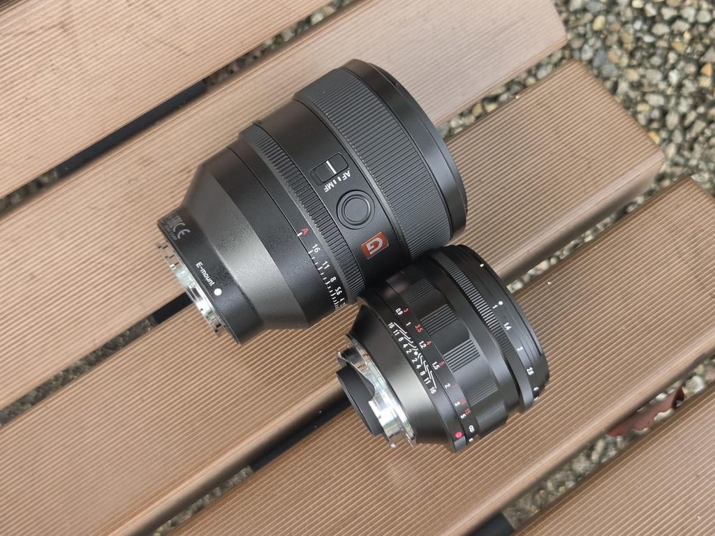 ベンチに並べられたFE 50mm F1.2 GMとNOKTON 50mm F1.0 Asphericalの外観比較
