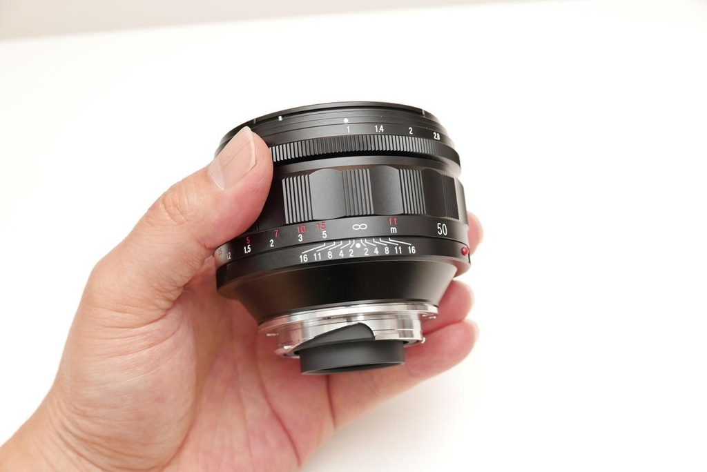 手に持ったNOKTON 50mm F1.0 Asphericalのサイズ感